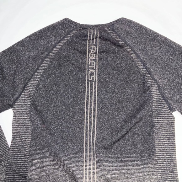 Fabletics Women Black Seamless Long Sleeve Crop Athletic Top - Picture 2 of 3